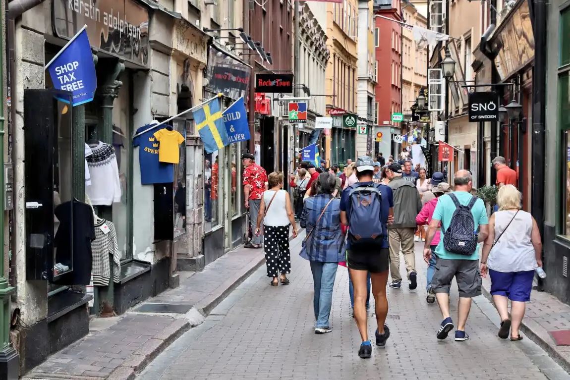 Learning New Languages While Exploring the World